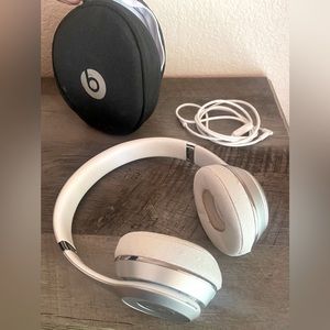Silver BEATS by Dr.Dre Series 3 Bluetooth headphones with carrying case